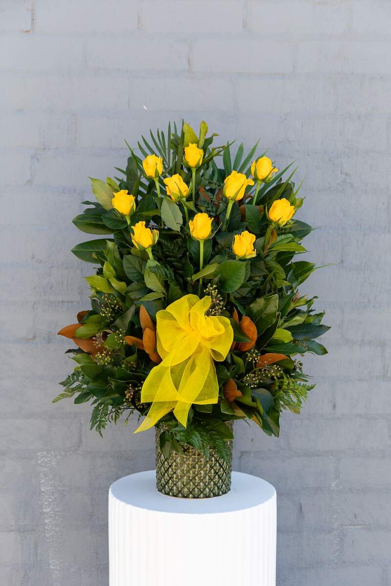 Ingrid flower arrangement - 10x long-stemmed yellow roses.